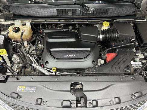 Used 2017 Chrysler Pacifica Limited w/ UConnect Theater Package FWD image 7