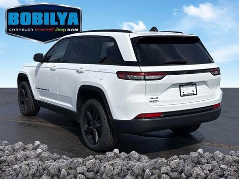 Used 2024 Jeep Grand Cherokee Altitude image 4