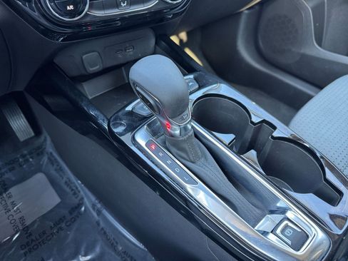 Used 2025 Chevrolet Trax LT image 36