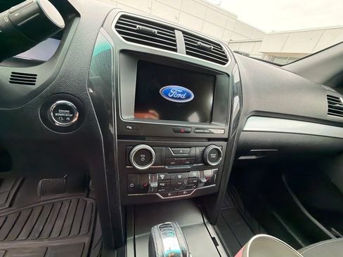 Used 2017 Ford Explorer XLT w/ Equipment Group 201A AWD/4WD image 13