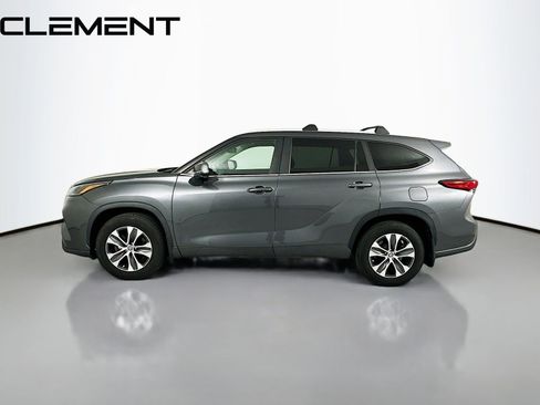 Used 2023 Toyota Highlander XLE AWD/4WD image 6