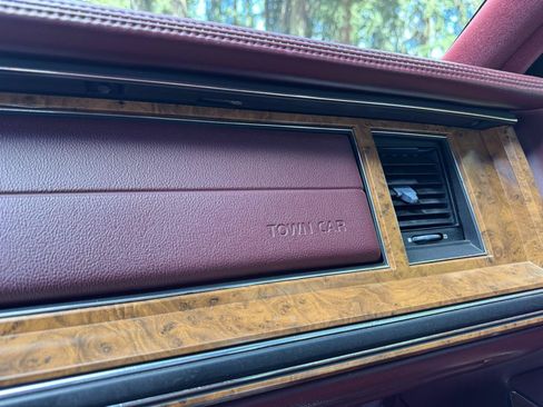 Used 1994 Lincoln Town Car Executive RWD image 23