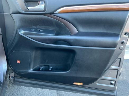 Used 2019 Toyota Highlander Limited Platinum image 16