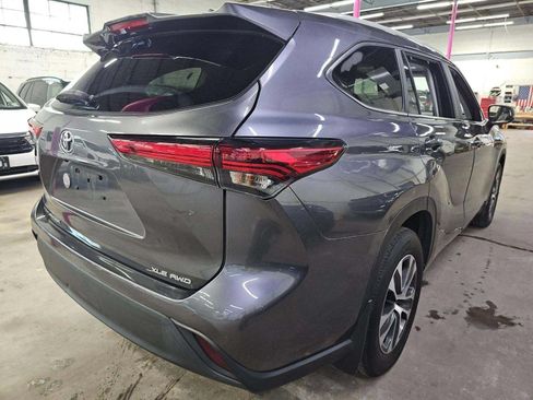 Used 2023 Toyota Highlander XLE AWD/4WD image 3