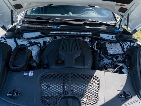 Certified 2026 Porsche Macan AWD/4WD image 18