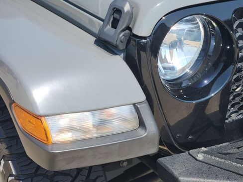 Used 2023 Jeep Gladiator Sport AWD/4WD image 9