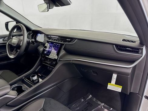 New 2025 Jeep Grand Cherokee Altitude image 29