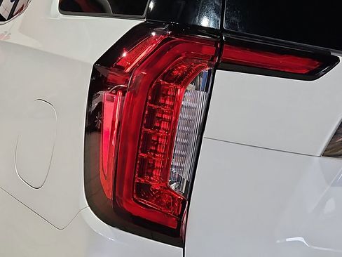 Used 2023 GMC Yukon SLT w/ SLT Luxury Package image 12