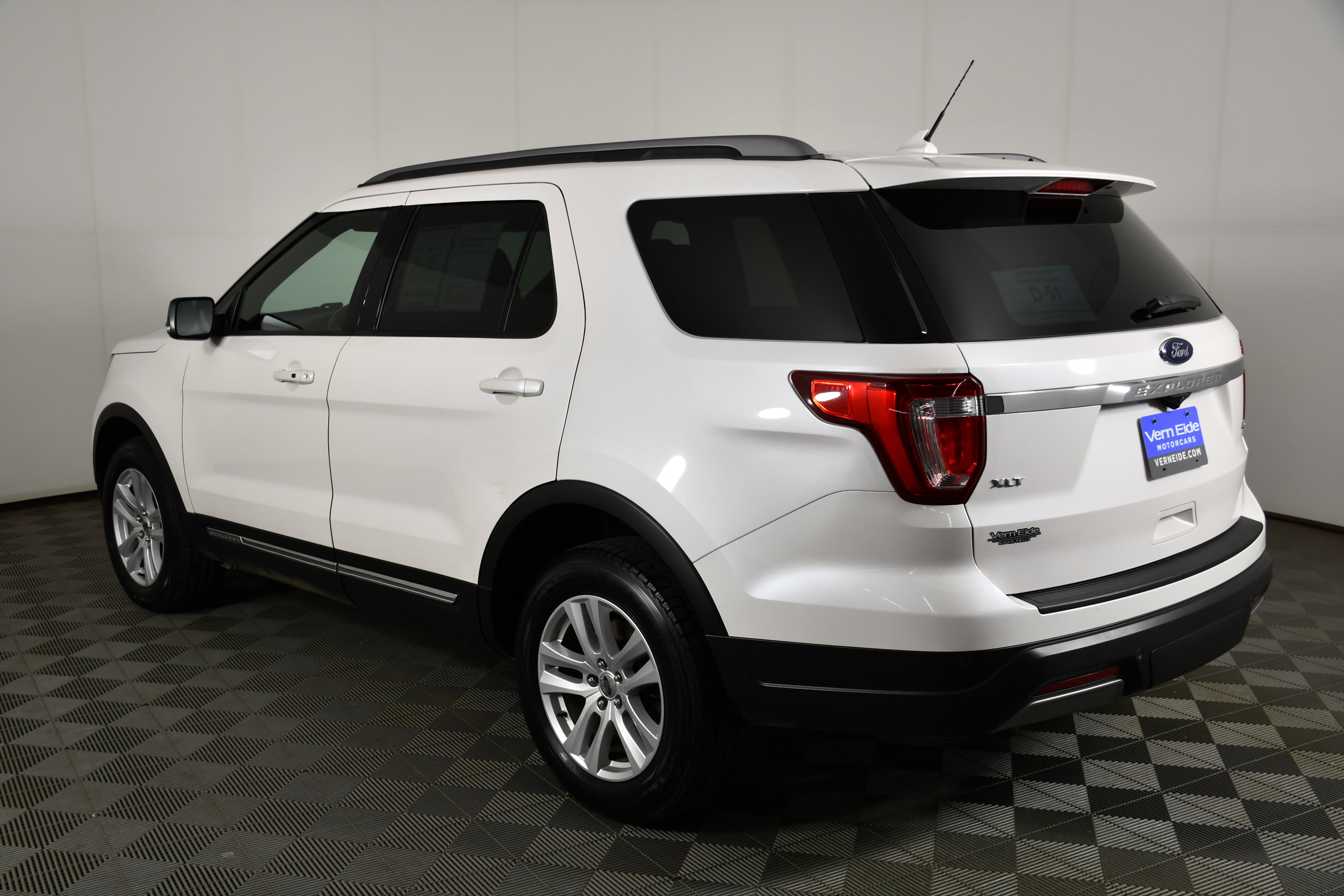 Used 2019 Ford Explorer XLT w/ Equipment Group 202A AWD/4WD image 8