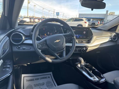 Used 2025 Chevrolet Trax LT image 10