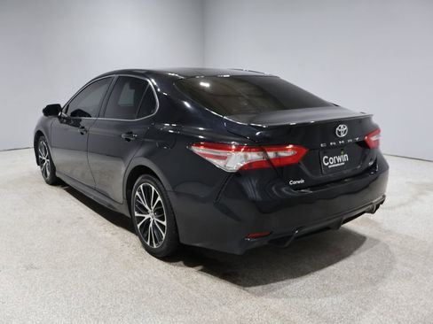 Used 2018 Toyota Camry SE image 5