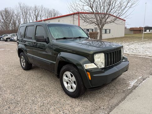 Used 2010 Jeep Liberty Sport image 3