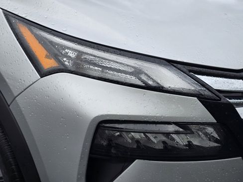 Used 2025 Nissan Rogue SV FWD image 19