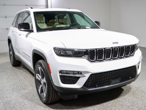 Used 2023 Jeep Grand Cherokee 4WD 4xe w/ Luxury Tech Group II image 5