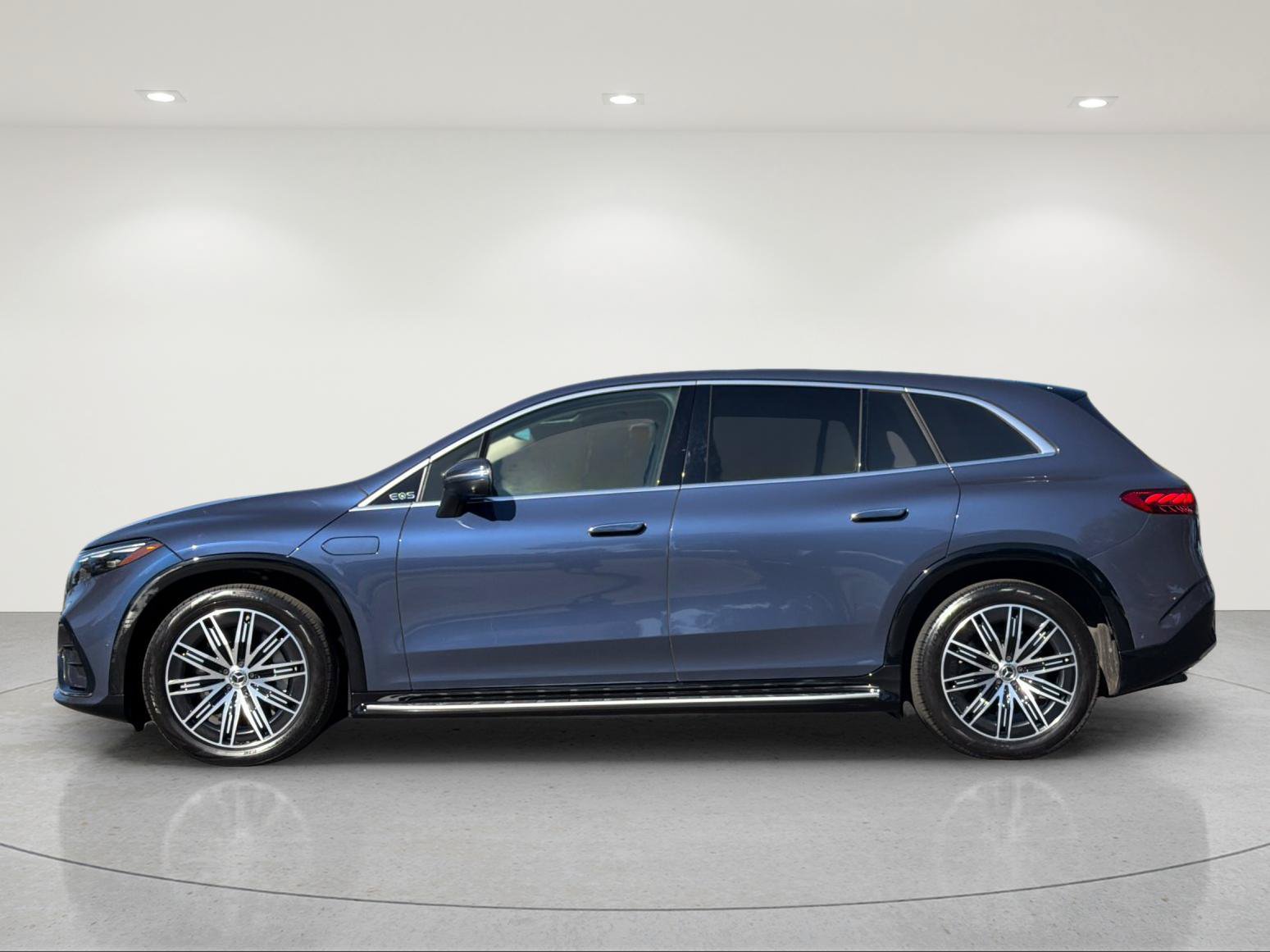 Used 2023 Mercedes-Benz EQS 580 4MATIC SUV image 2