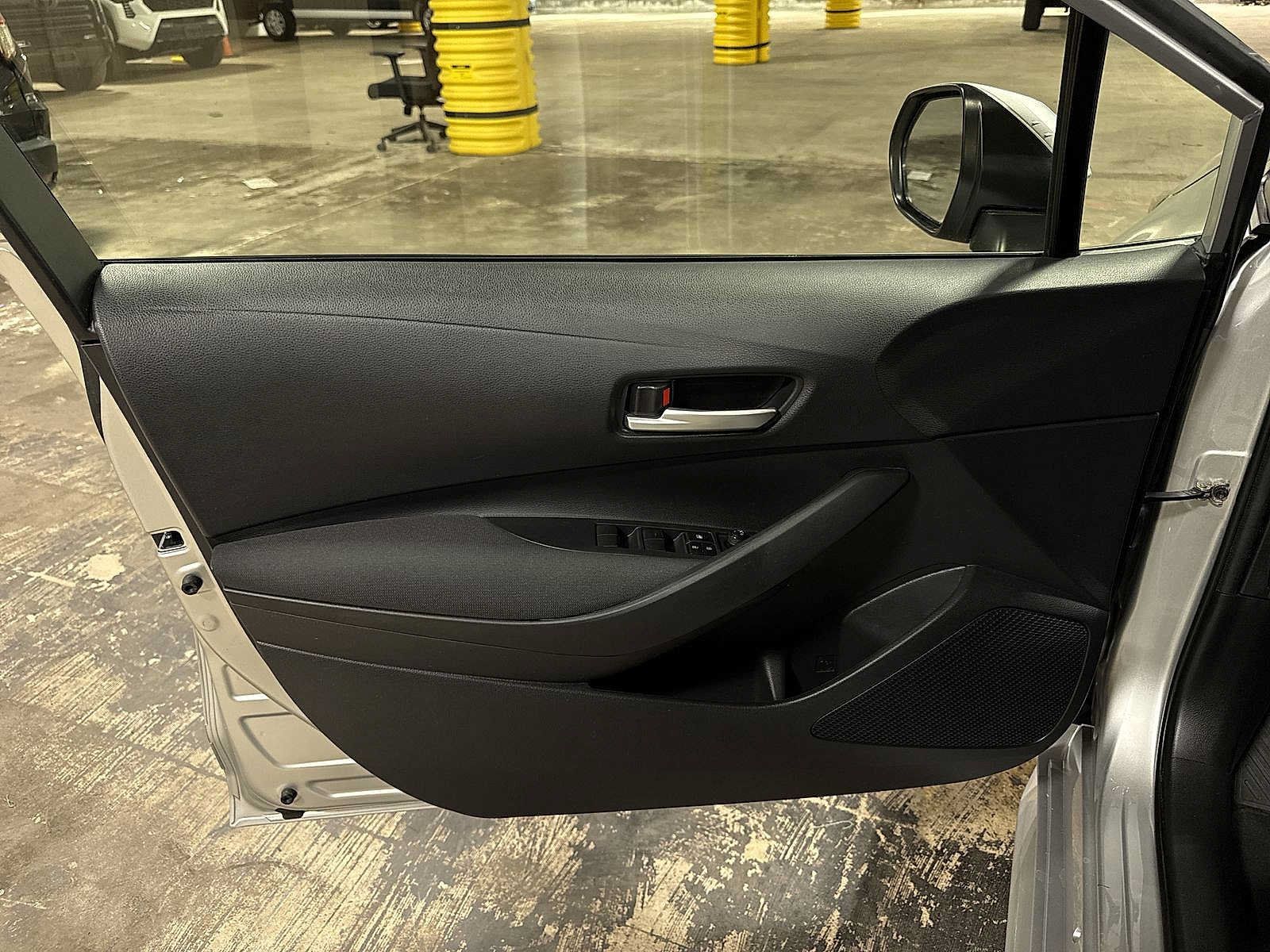 Used 2021 Toyota Corolla LE w/ Carpet Mat Package (TMS) FWD image 28