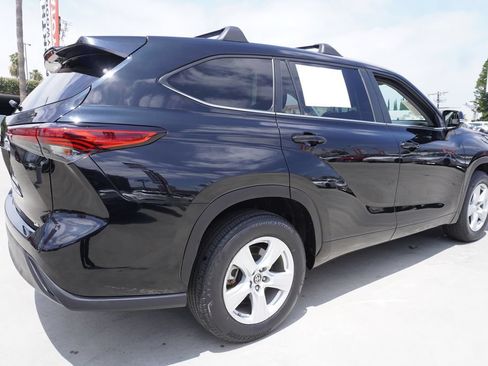 Used 2023 Toyota Highlander LE FWD image 7