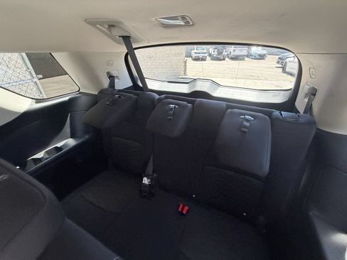 Used 2025 Nissan Pathfinder SV FWD image 31