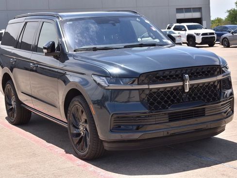 Certified 2025 Lincoln Navigator Reserve w/ Jet Appearance Package AWD/4WD image 4