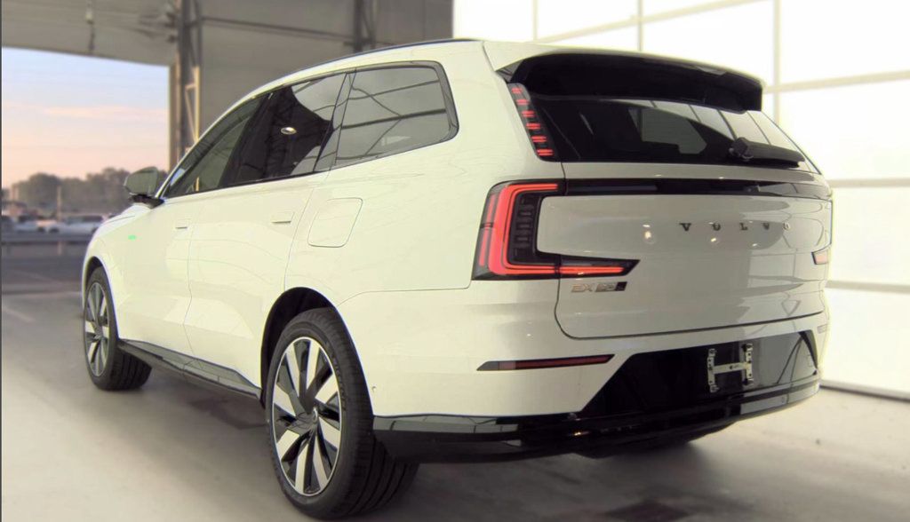 Used 2025 Volvo EX90 Ultra AWD/4WD image 9