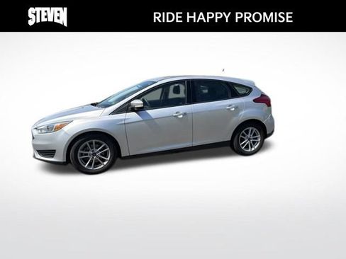 Used 2017 Ford Focus SE FWD image 2