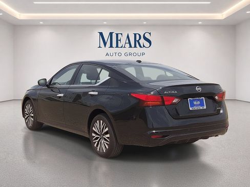 Used 2024 Nissan Altima 2.5 SV AWD/4WD image 3