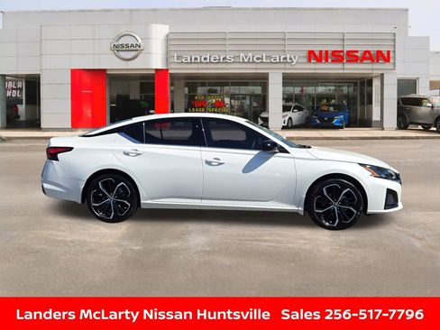 Used 2025 Nissan Altima 2.5 SR FWD image 2