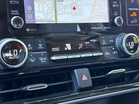 Used 2022 Toyota Highlander XLE AWD/4WD image 29