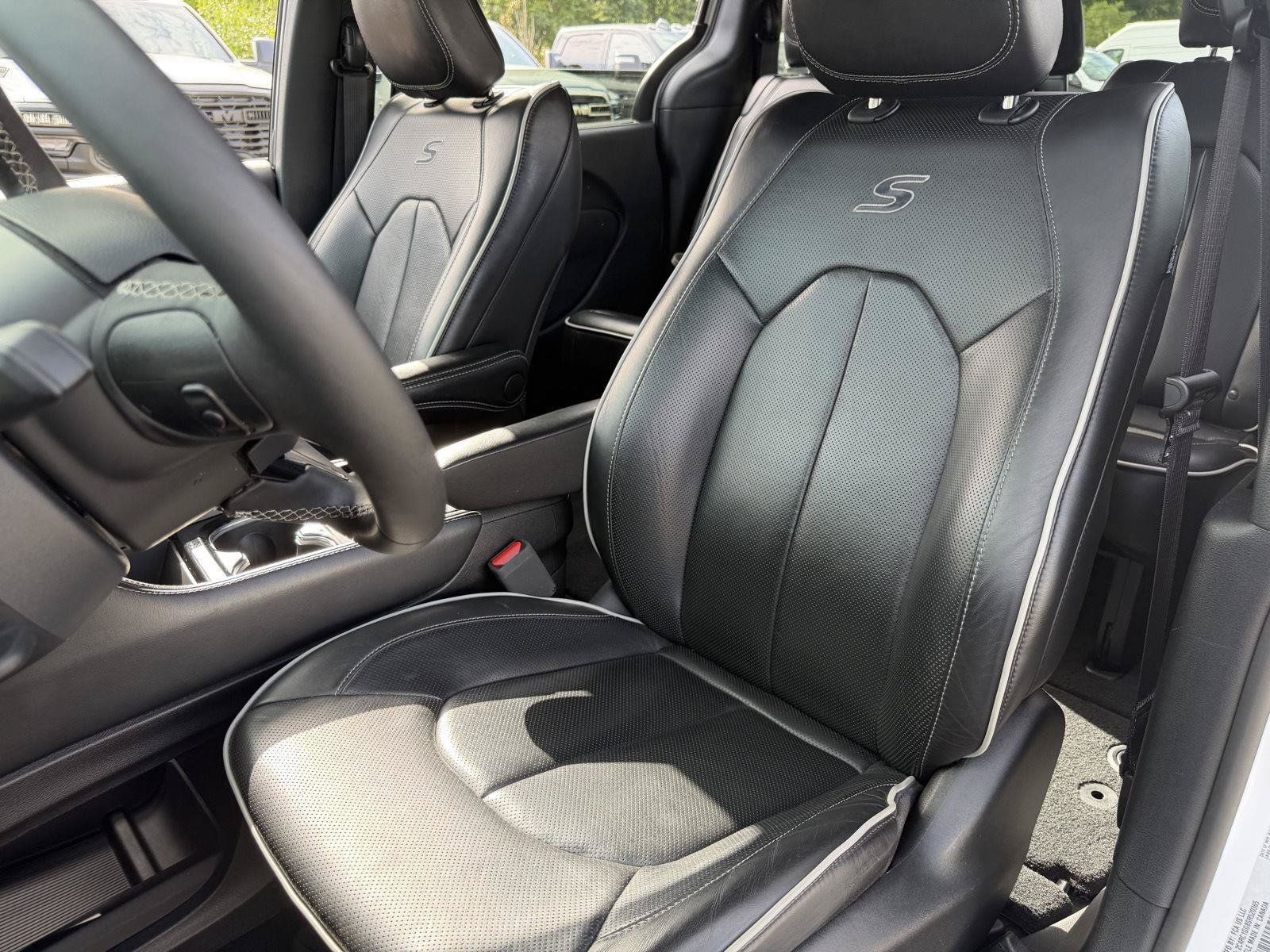 Used 2025 Chrysler Pacifica Limited FWD image 16
