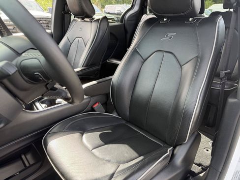 Used 2025 Chrysler Pacifica Limited FWD image 16