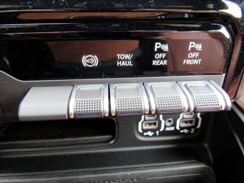 Used 2024 RAM 2500 Limited image 25