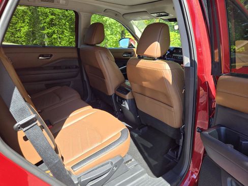 Used 2024 Nissan Pathfinder Platinum w/ Cargo Package AWD/4WD image 28