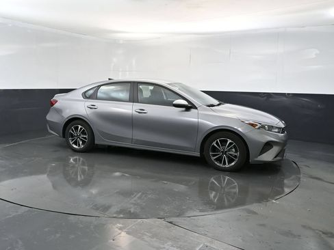 Used 2023 Kia Forte LXS w/ LXS Technology Package FWD image 7