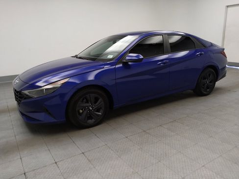 Used 2023 Hyundai Elantra SEL w/ Preferred Accessory Package FWD image 2