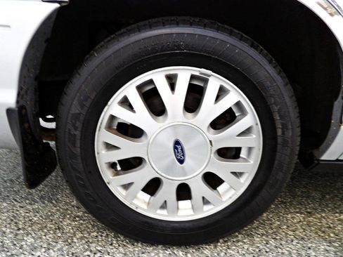 Used 2003 Ford Crown Victoria LX RWD image 19