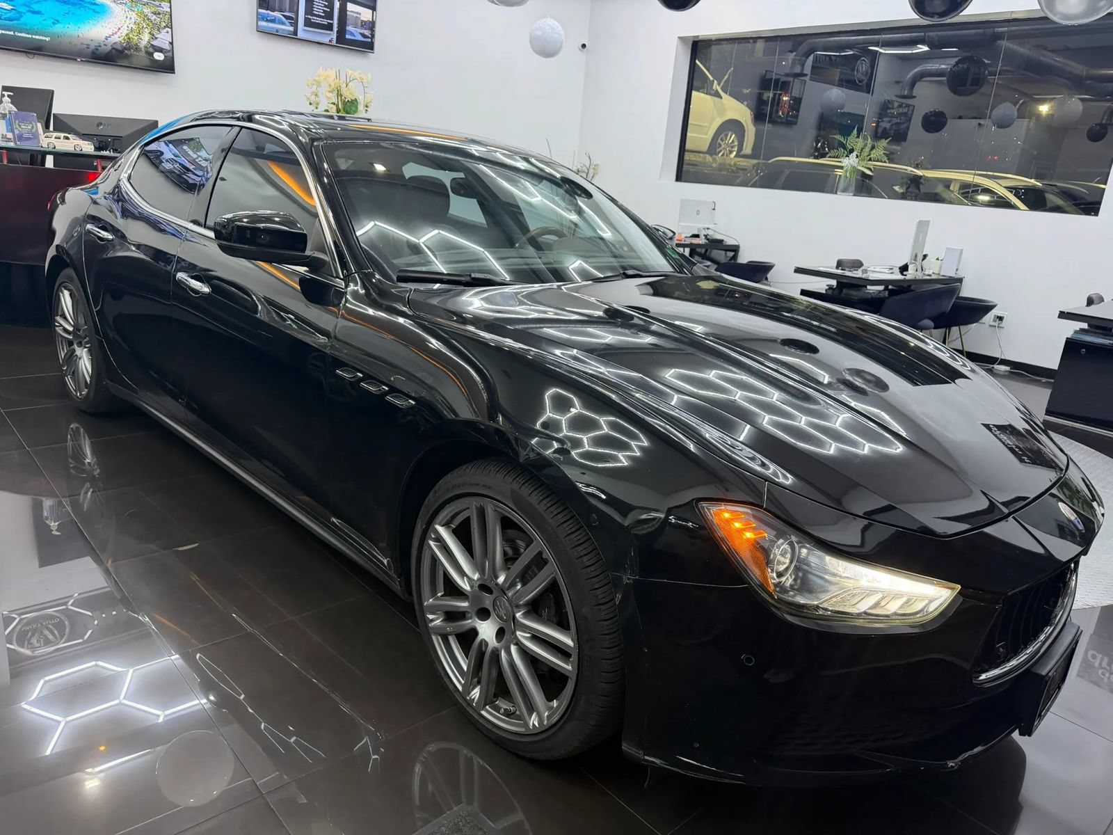 Used 2017 Maserati Ghibli w/ Luxury Package RWD image 3