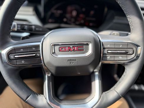Used 2026 GMC Acadia Elevation w/ Elevation Premium Package FWD image 12