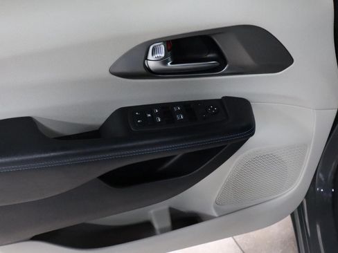 Used 2021 Chrysler Pacifica Touring w/ Cold Weather Group FWD image 11