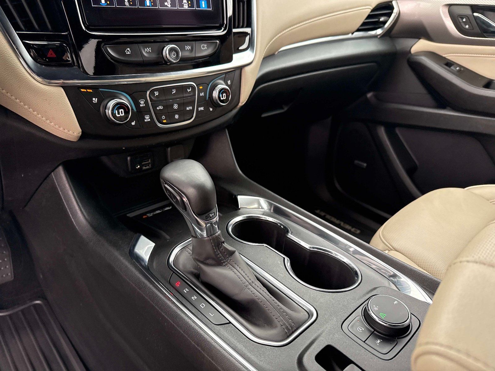 Used 2023 Chevrolet Traverse Premier FWD image 27
