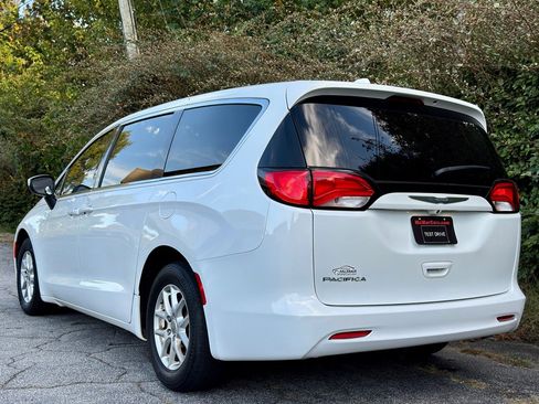 Used 2017 Chrysler Pacifica LX image 2