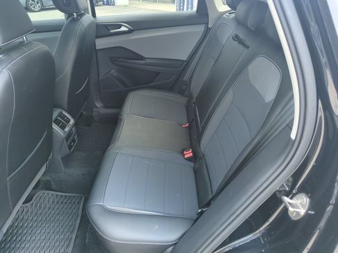 Used 2023 Volkswagen Taos SE w/ Panoramic Sunroof Package FWD image 30