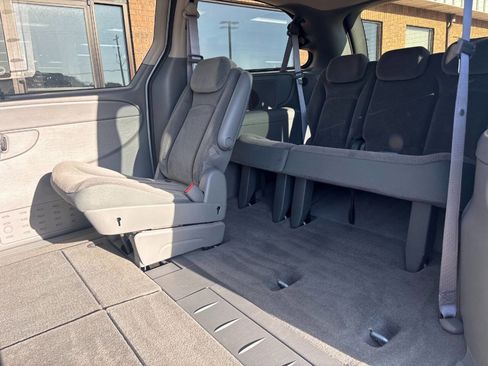 Used 2005 Dodge Grand Caravan SXT image 32