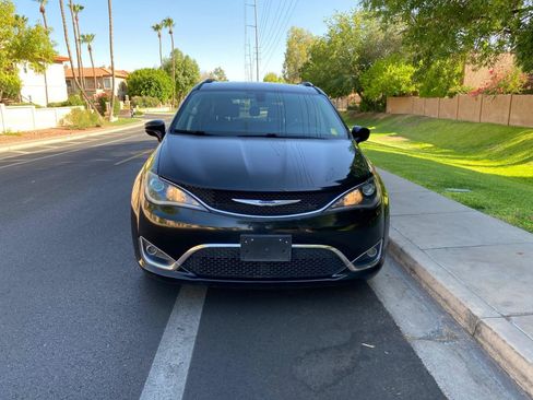 Used 2020 Chrysler Pacifica Touring-L FWD image 7