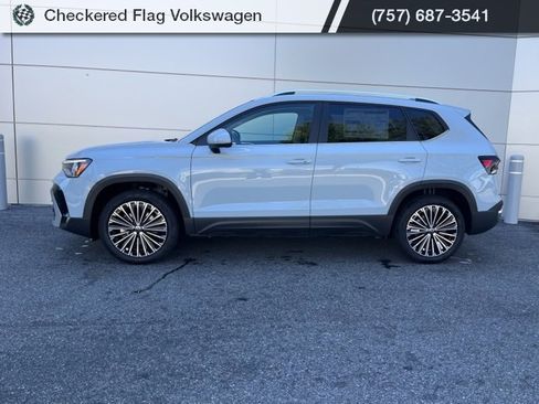 New 2025 Volkswagen Taos SE image 13