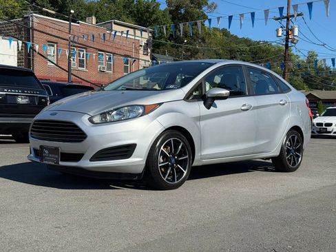 Used 2015 Ford Fiesta SE image 1