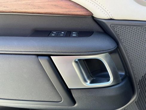 Used 2025 Land Rover Discovery S image 37
