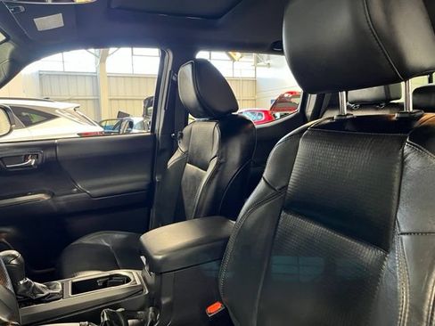 Used 2021 Toyota Tacoma TRD Off-Road w/ TRD Premium Off Road Package AWD/4WD image 24