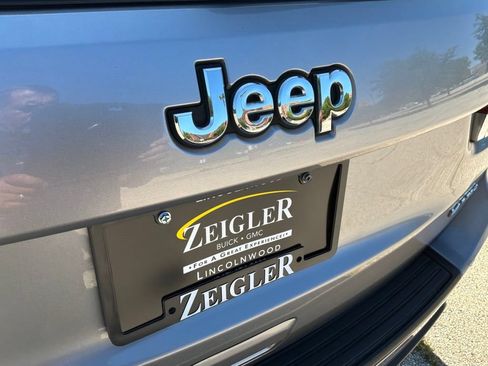 Used 2017 Jeep Grand Cherokee Laredo AWD/4WD image 12