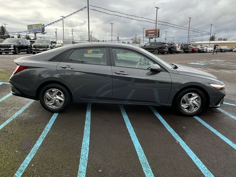 Certified 2025 Hyundai Elantra SE image 6