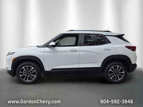 Used 2025 Chevrolet TrailBlazer LT AWD/4WD image 2